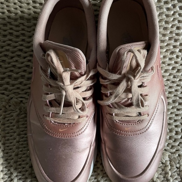 Nike air max thea in rose gold - Picture 3 of 7